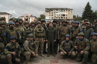 Bendera Ukraina Bekibar di Kota Izium Setelah Dibebaskan dari Tentara Rusia