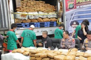 Polisi Tangkap Empat Kurir Bawa Ganja 304 Kilogram