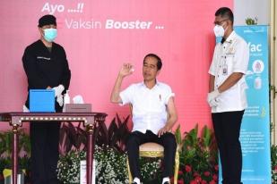 Jokowi Disuntik Vaksin COVID-19 Booster Kedua