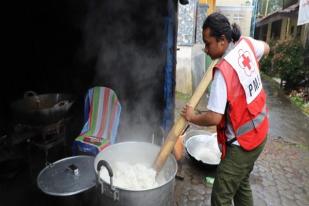 Tim Gabungan Dirikan Dapur Umum untuk Pengungsi Letusan Semeru