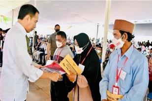 Presiden Serahkan Bantuan Stimulan Perbaikan Rumah Korban Gempa Cianjur