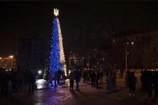 Pohon Natal di Kiev, Ukraina Bernama “Pohon Tak Terkalahkan”