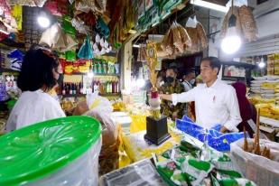 Jokowi Kunjungi Pasar Surabaya, Cek Stok dan Harga Kebutuhan Pokok