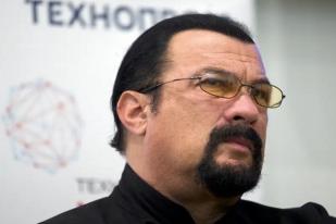 Putin Beri Penghargaan pada Aktor Steven Seagal