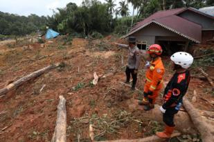 Tanah Longsor di Natuna, 35 Warga Belum Ditemukan