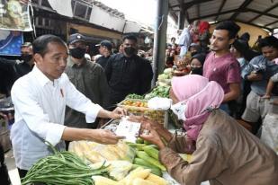 Presiden Kunjungi Pasar di Tuban, Cek Harga dan Stok Pangan