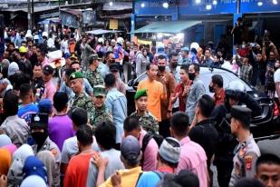 Jokowi Bagikan Bantuan Sembako dan Bingkisan Lebaran di Bogor