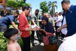 Jokowi Bagikan “THR” ke Warga di Surakarta, Jawa Tengah