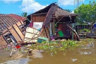 Dua Kapal Tongkang Hanyut Tabrak 35 Rumah Warga di Kalimantan Selatan