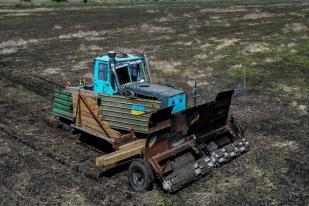  Petani Ukraina Berjuang Membersihkan Ladang dari Ranjau Rusia