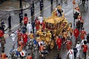 Raja Charles III Dinobatkan dalam Kemegahan, Sorak-sorai dan “Angkat Bahu”