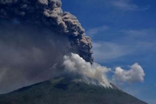 Gunung Api  Ile Lewoloto di NTT Meletus