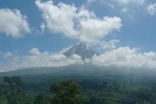 Gunung Semeru Luncurkan Awan Panas Guguran ke Arah Besuk Kobokan