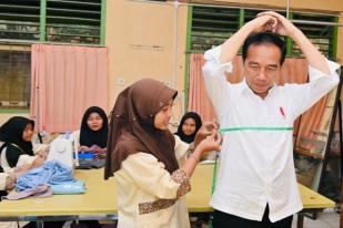 Jokowi Minta Dibuatkan Baju pada Siswi SMK di Jambi