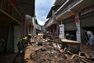 China Menghadapi Suhu Udara Tinggi, dan Banjir 