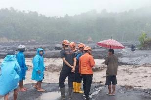 Banjir Lahar Dingin Gunung Semeru Terjang Jembatan di Lumajang