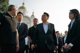 Presiden Korea Selatan Berkunjung ke Ukraina Temui Volodymyr Zelensky