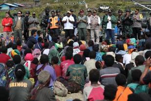 Atasi Dampak Kekeringan, Menko PMK dan Kepala BNPB Bawa Bantuan ke Papua