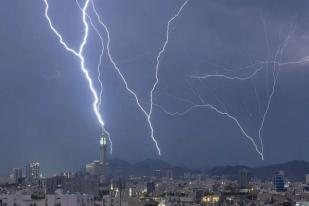 Menara Jam di Mekkah, Arab Saudi, Disambar Petir