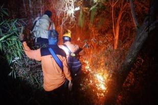 Tiupan Angin Sulitkan Memadaman Kebakaran Hutan di Gunung Ciremai