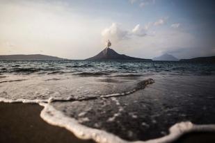 Gunung Anak Krakatau Alami Erupsi, Kolom Abu Mencapai 1.000 meter