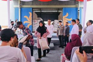 Presiden Serahkan Bantuan Beras kepada Warga di Jakarta