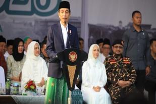 Jokowi Pimpin Apel Hari Santri 2023 di Tugu Pahlawan Surabaya