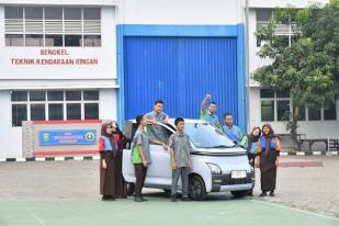 Presiden Beri Mobil Listrik untuk Belajar Siswa SMK Negeri 2 Palembang