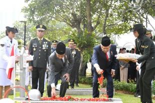 Hari Pahlawan, Presiden Ajak Isi Kemerdekaan dengan Perangi Kemiskinan dan Kebodohan