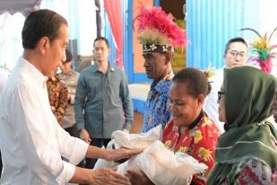 Presiden Serahkan Bantuan Beras ke Warga Biak, Papua