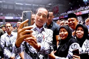 Hari Guru, Jokowi: “Saya Bisa Jadi Presiden… Juga karena Guru” 