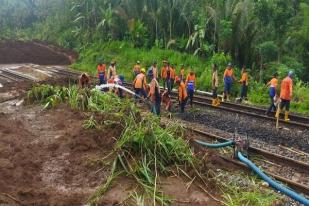 Tanah Longor Tutup Lintasan Kereta Api, 16 Perjalanan Dialihkan