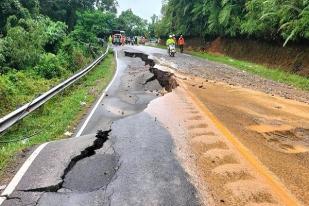 Jalan Akses Sumatera Barat - Riau Terputus Akibat Tanah Longsor