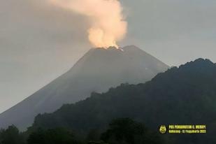 Gunung Merapi di Jawa Tengah - Yogyakarta Alami 71 Gempa Guguran