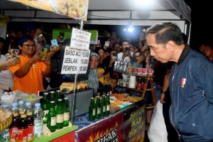 Malam Tahun Baru, Jokowi Jalan-jalan Sapa warga di Suarakarta, Jawa Tengah