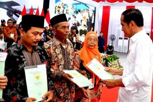 Presiden Serahkan 2.000 Sertifikat Tanah ke Rakyat di Cilacap