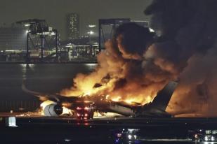 Dua Pesawat Bertabrakan di Bandara Jepang, Terbakar, Lima Tewas