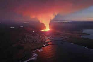 Gunung Berapi di Islandia Meletus, Lahar Panas Menerjang Rumah