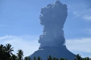 Gunung Berapi Ibu di Halmahera, Maluku Utara, Meletus