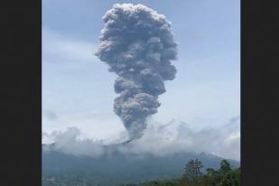 Gunung Marapi di Kabupaten Agam, Sumatera Barat, Kembali Erupsi