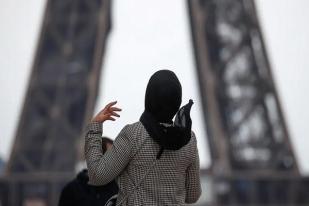 Seorang Jurnalis Protes, Prancis Larang Hijab di Foto Kartu Pers