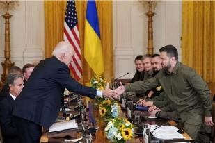 Joe Biden Akan Cabut Larangan Unit Militer Ukraina Gunakan Senjata AS