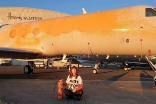 Aktivis Semprotkan Cat pada Pesawat Pribadi di Inggris