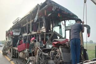 India: Bus Tingkat Bertabrakan dengan Truk Susu, Sedikitnya 18 Tewas