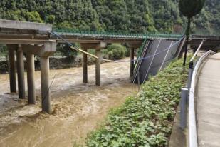 Jembatan di China Runtuh, 12 Orang Tewas, 30 Orang Hilang