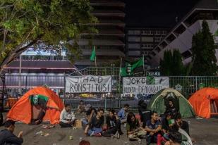 Kawal Keputusan MK, Mahasiswa Berkemah di Depan DPRD Jateng di Semang