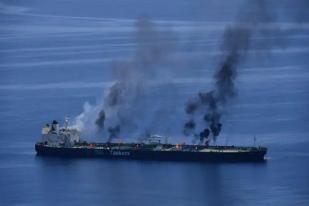 Iran Sebut Houthi Izinkan Kapal Penyelamat Bantu Tanker Yunani Yang Terbakar