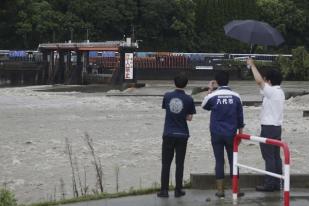 Badai Tropis Akibatkan Hujan Lebat di Tokyo dan Banjir di Jepang Selatan