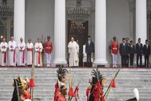 Presiden Sambut Paus Fransiskus di Jakarta dengan Upacara Kenegaraan