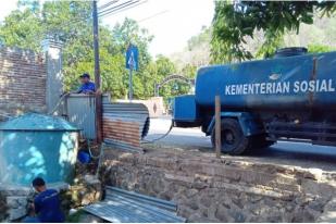 Kemensos dan Tagana Bantu Distribusi Air Bersih di Lombok Timur